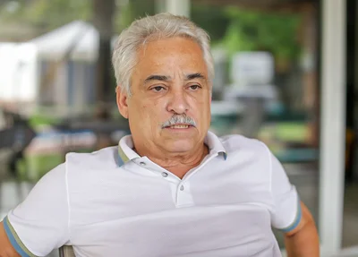 Secretário, Robert Rios