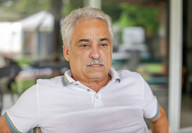 Secretário, Robert Rios