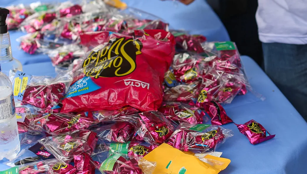 Seduc disponibilizou doces, água e caneta para os estudantes