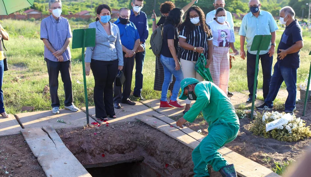 Sepultamento aconteceu no Cemitério Jardim da Ressurreição