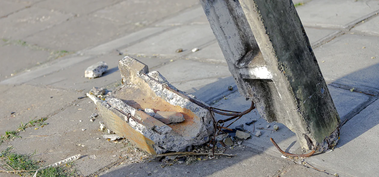 Moradores reclamam de poste de energia que está caindo