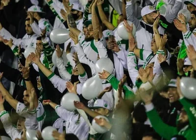 Torcida presente no estádio Alfredo Jaconi, em Caxias do Sul