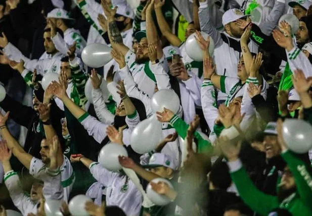 Torcida presente no estádio Alfredo Jaconi, em Caxias do Sul