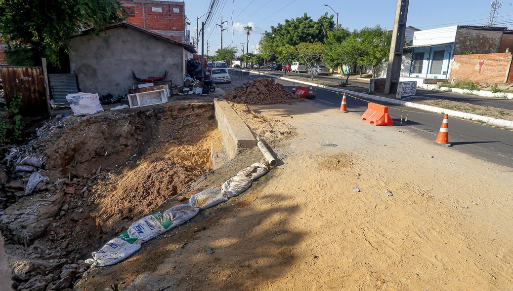 Uma cratera se formou na Avenida Pedro Freitas