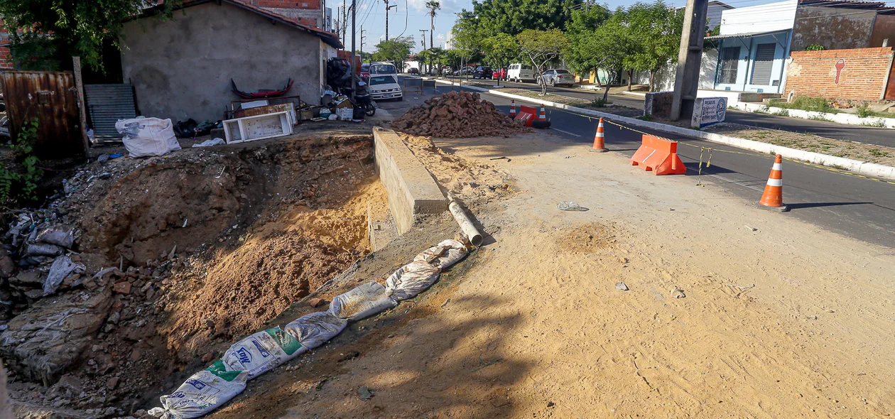 Uma cratera se formou na Avenida Pedro Freitas