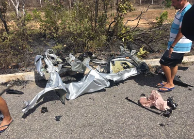 Veículo ficou completamente destruído