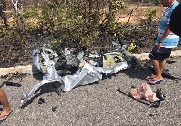 Veículo ficou completamente destruído