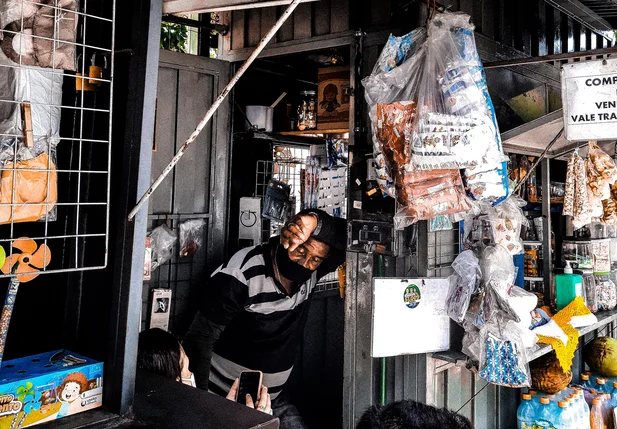 Vendedor informal na Avenida Frei Serafim