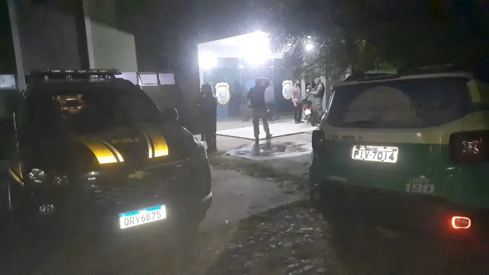 Viaturas da PRF e PM em frente a delegacia de Polícia Civil