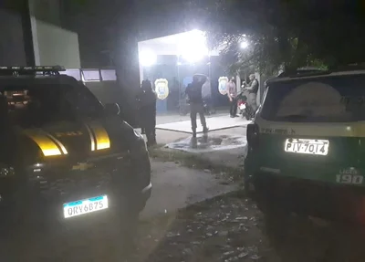 Viaturas da PRF e PM em frente a delegacia de Polícia Civil