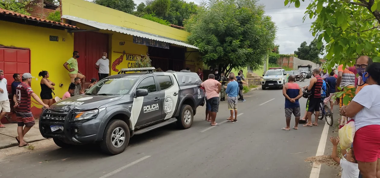Vítima foi morta dentro de uma mercearia