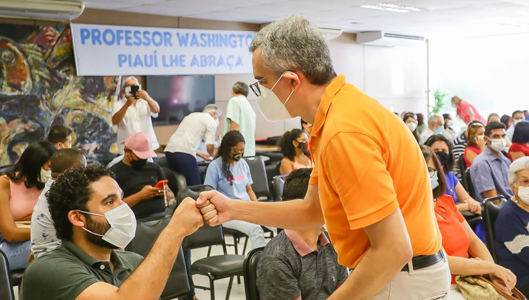 Washington Bonfim cumprimentando jovem durante sua filiação