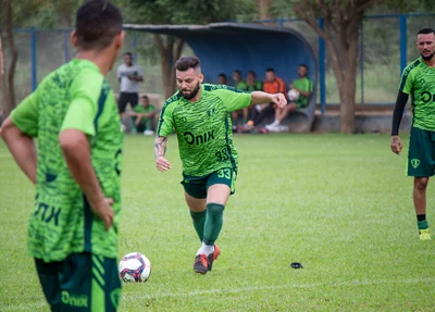 A equipe principal venceu os meninos da base por 4 a 1.