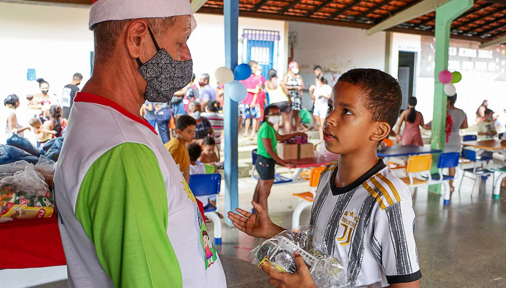 Ação social presenteou várias crianças neste domingo