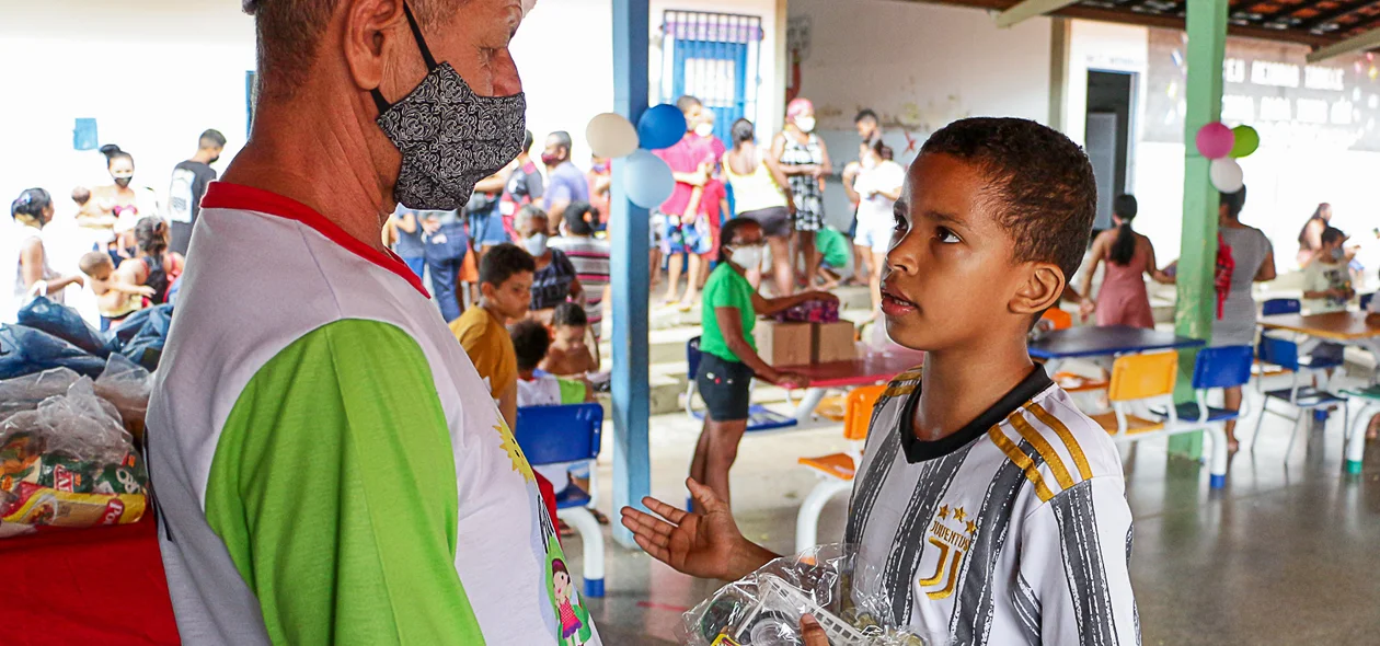 Ação social presenteou várias crianças neste domingo