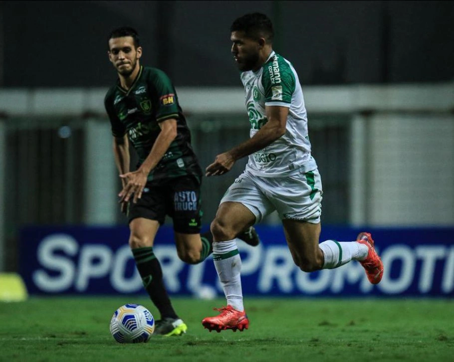 América-MG vence a Chapecoense e entra de vez na briga por vaga na Libertadores