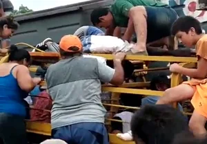 Argentinos saqueando caminhão