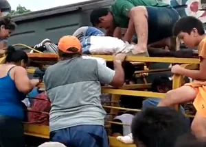 Argentinos saqueando caminhão