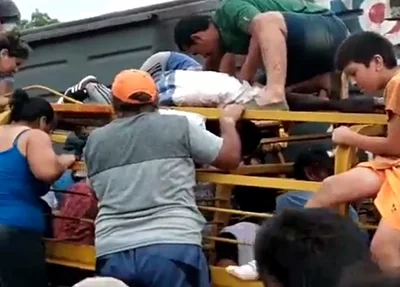 Argentinos saqueando caminhão
