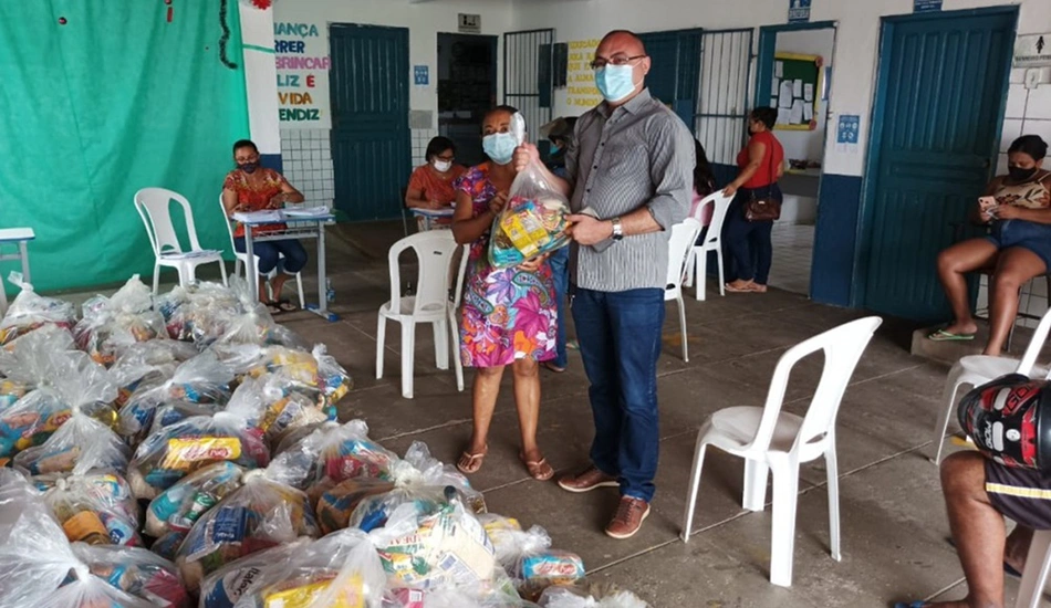 As cestas foram entregues nas 49 escolas municipais de Floriano