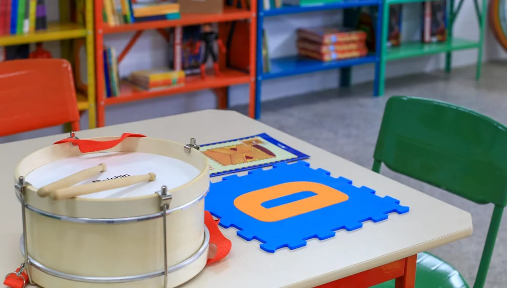 As salas de aulas estão todas equipadas