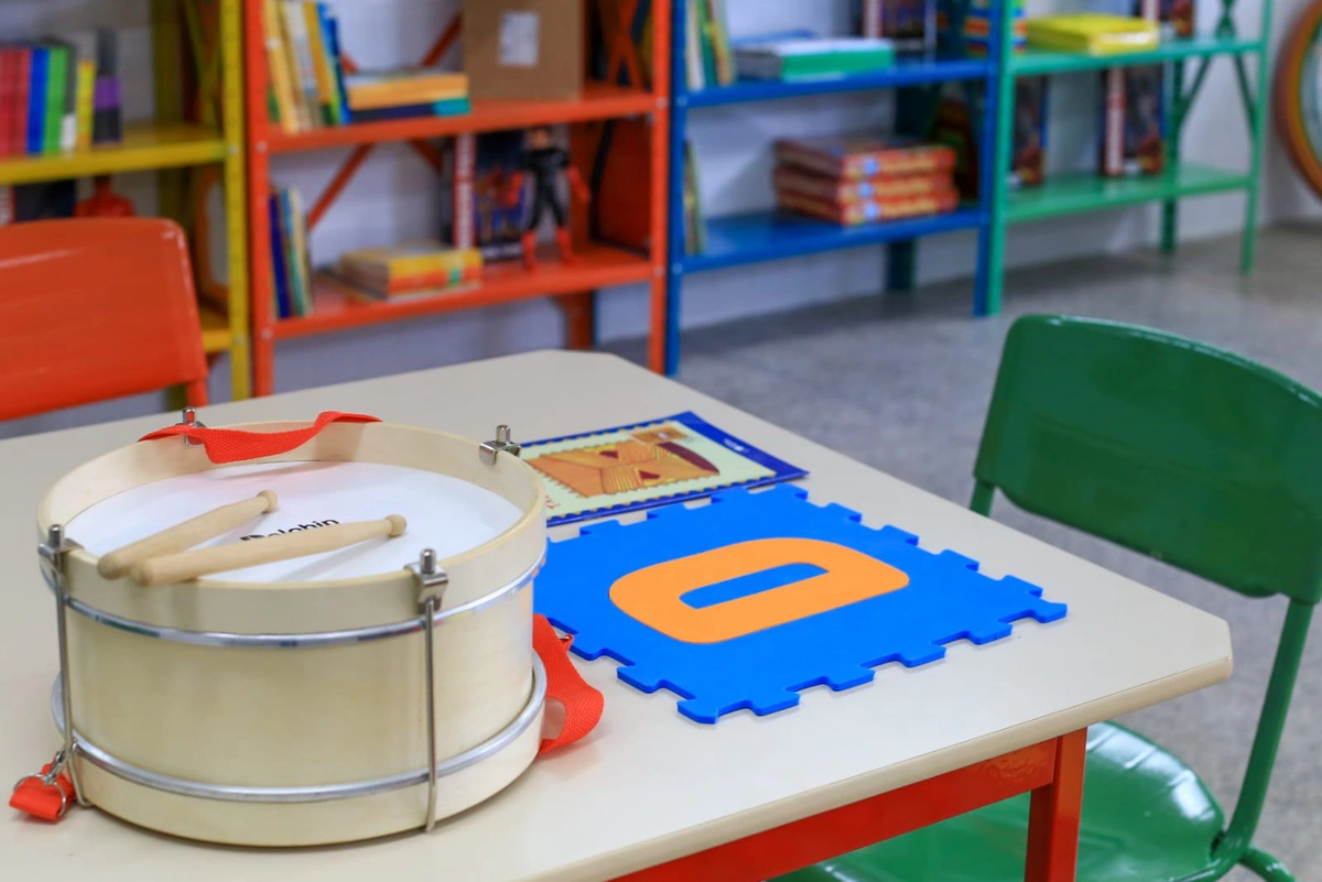 As salas de aulas estão todas equipadas
