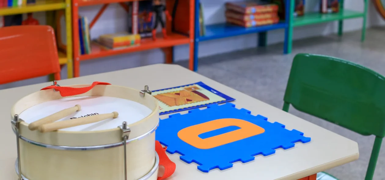 As salas de aulas estão todas equipadas