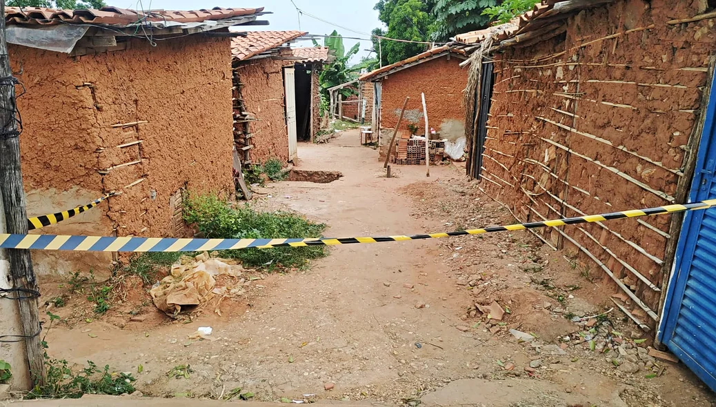 As vítimas estavam em uma residência quando foram mortas