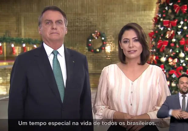 Bolsonaro faz pronunciamento ao lado de Michelle em mensagem de Natal