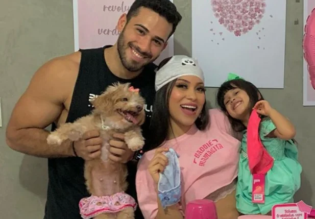 Bruna Marques aparece ao lado da família, nesta quinta-feira (23), para rebater acusações de que teria cometido maus tratos contra os animais