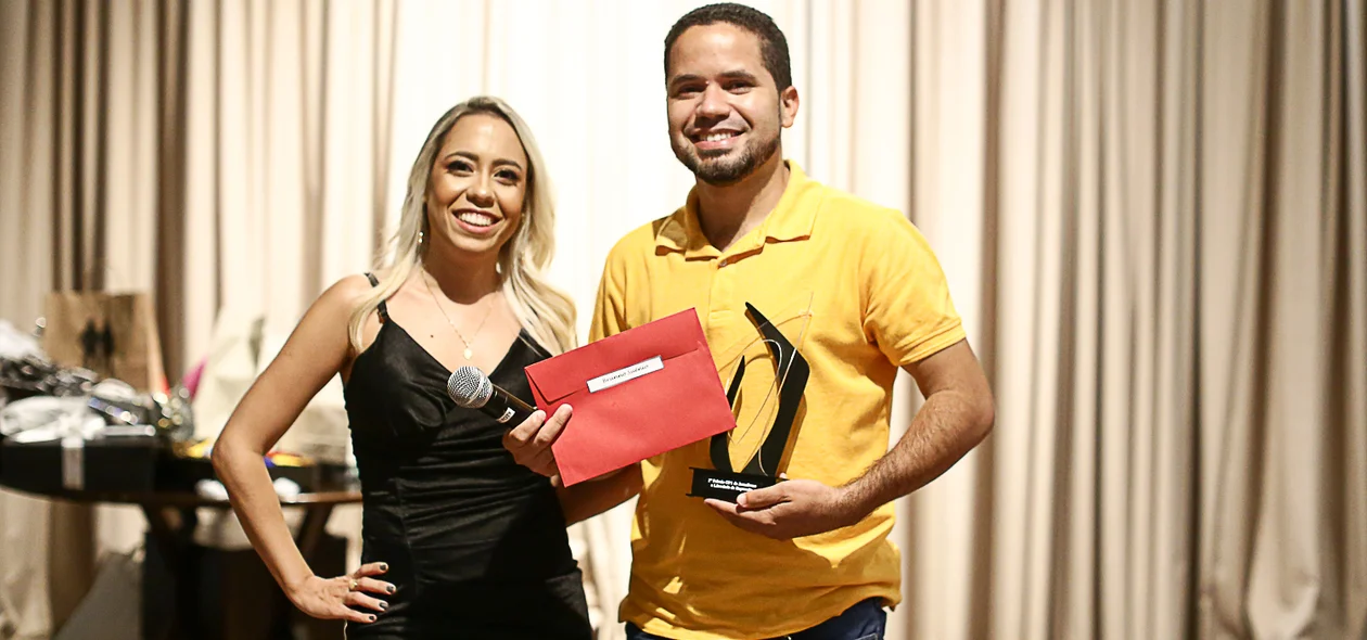 Brunno recebendo o prêmio