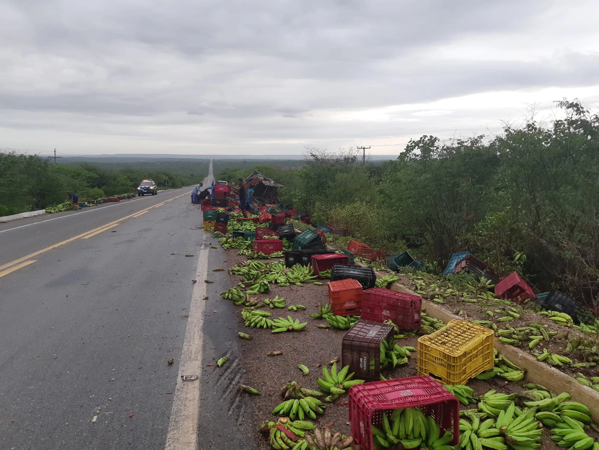 Caminhão carregado com bananas tombou na BR 407 em Jaicós