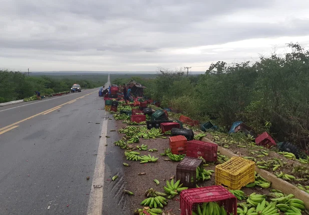 Caminhão carregado com bananas tombou na BR 407 em Jaicós