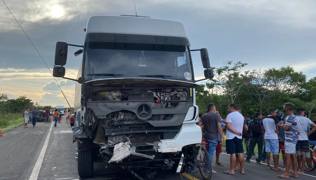 Caminhão envolvido na colisão
