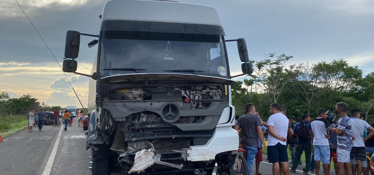 Caminhão envolvido na colisão
