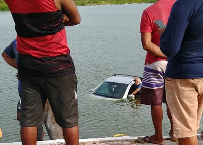 Carro cai dentro da Lagoa do bebedouro em Parnaíba