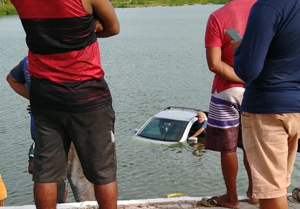 Carro cai dentro da Lagoa do bebedouro em Parnaíba