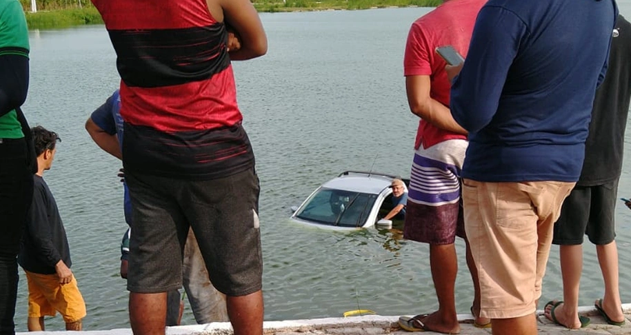 Carro cai dentro da Lagoa do bebedouro em Parnaíba