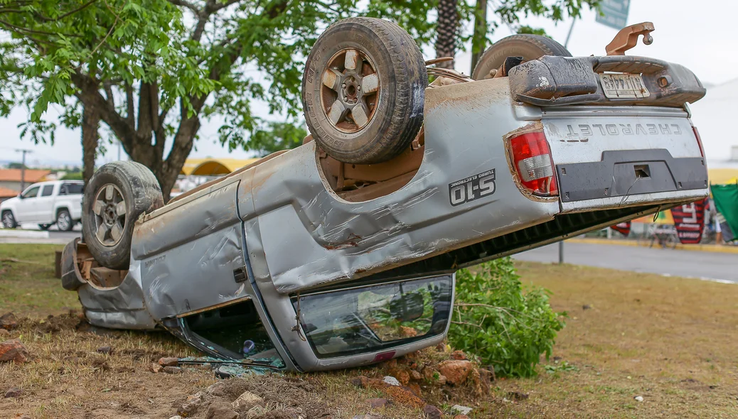 Carro capota zona leste de Teresina