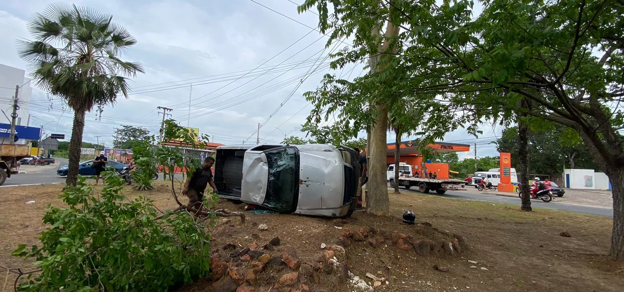 Carro capotado na zona leste