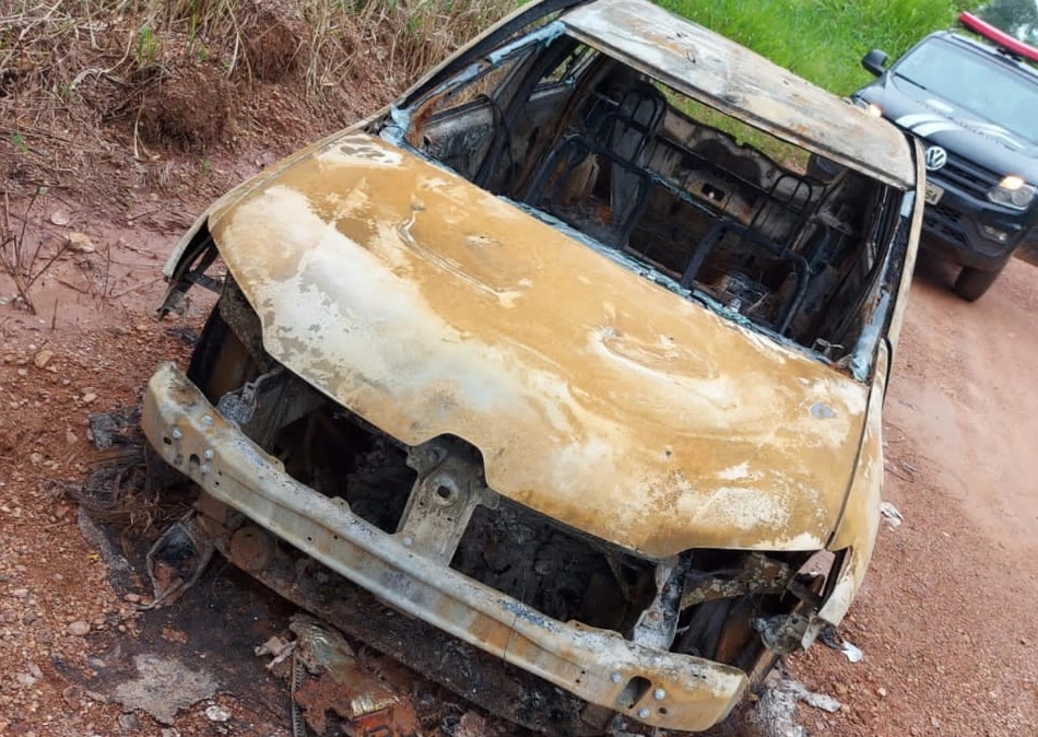 Carro foi encontrado carbonizado pela polícia