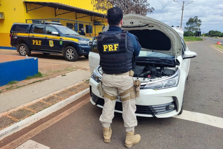 Carro recuperado pela PRF, nesta terça-feira (21), na BR 316 em Picos