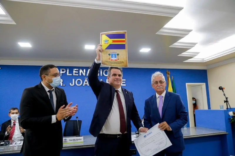 Ciro Nogueira recebeu um diploma e símbolos do município de Oeiras
