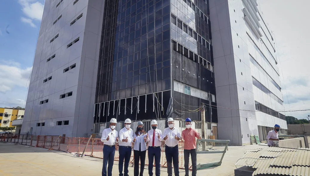 Comitiva visitando as obras