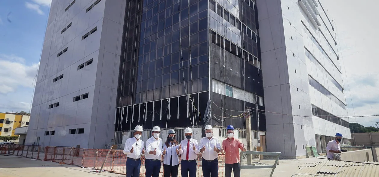 Comitiva visitando as obras
