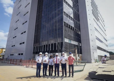 Comitiva visitando as obras