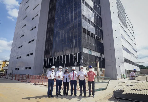 Comitiva visitando as obras