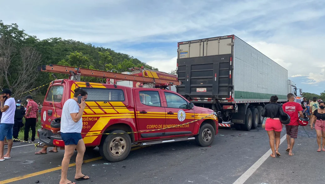Corpo de Bombeiros no local