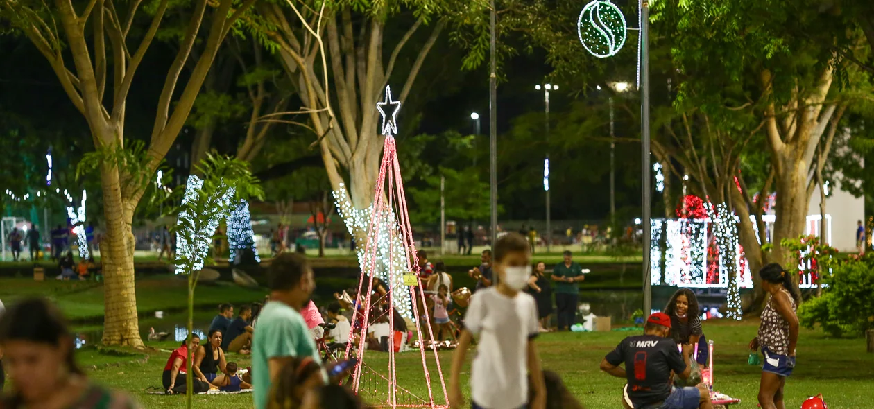 Crianças brincam ao lado da decoração natalina no Parque da Cidadania