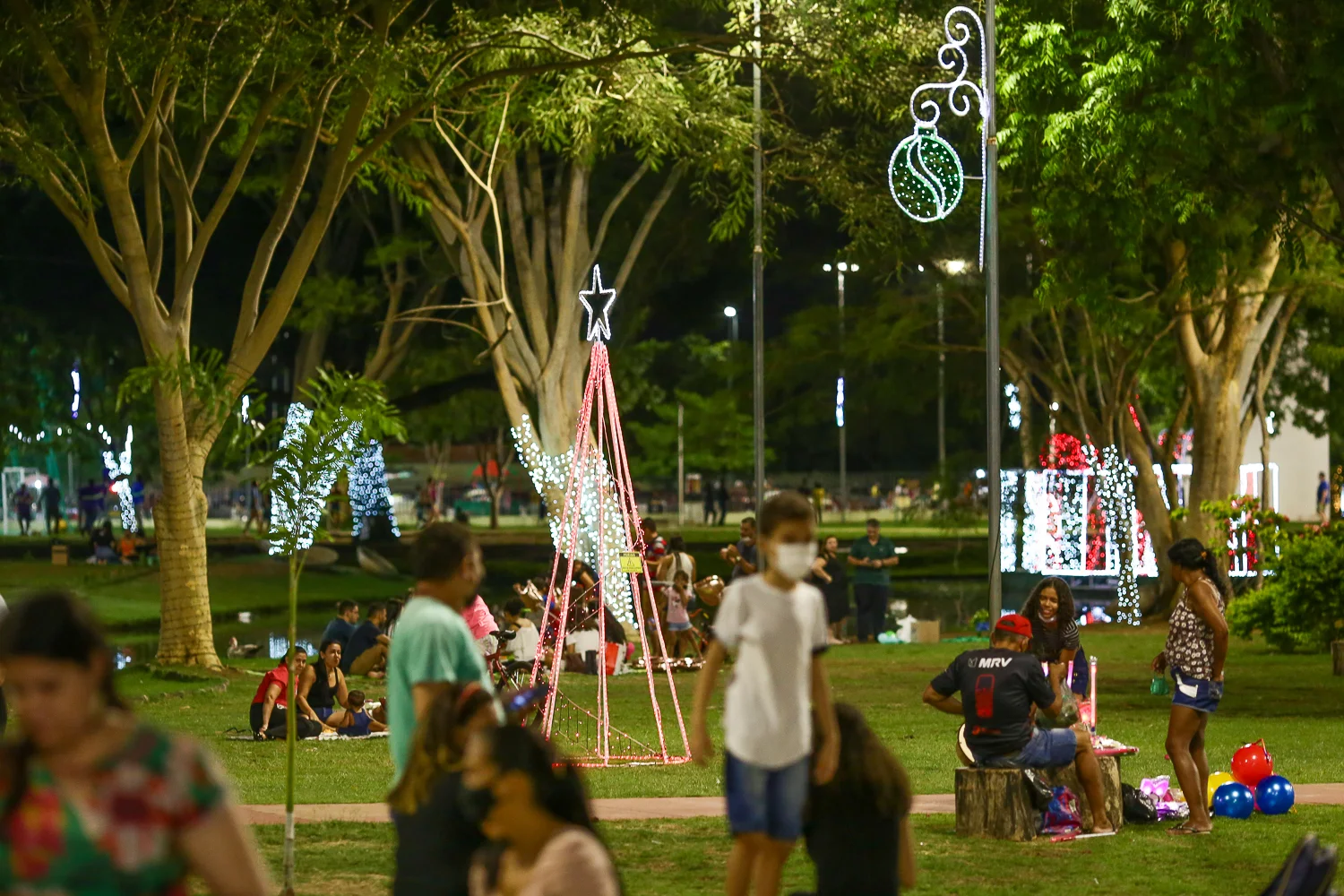 Parque Linear também recebe decoração natalina - Vero